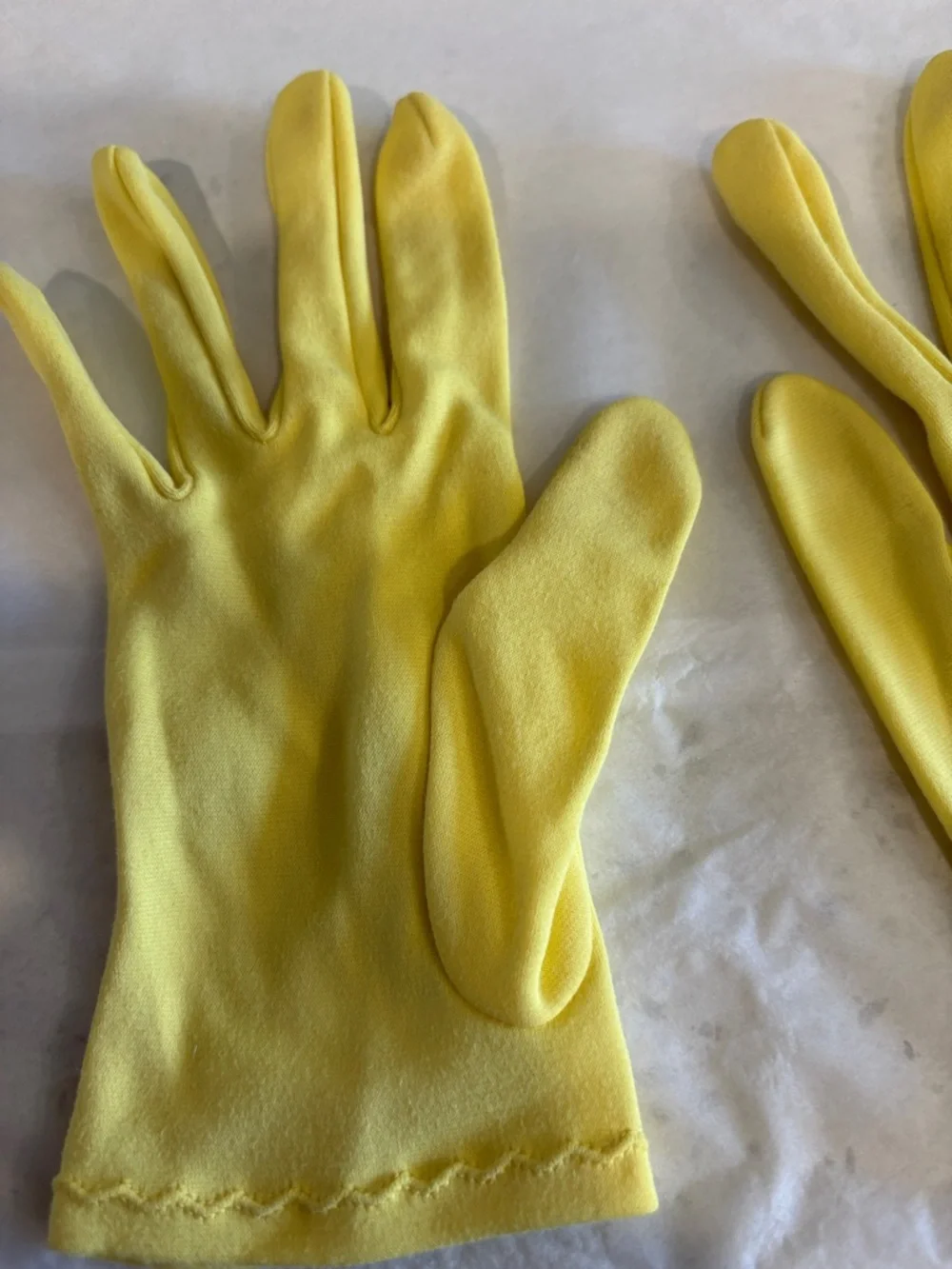 VINTAGE Yellow Women's Dress Gloves - Lightweight Elegant Pair - Picture 2 of 3